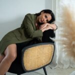 Olívia Ortiz Instagram - Pub Viver o belo. Este é o novo conceito da La Redoute Intérieurs para vivermos rodeados de objectos inspiradores e sentirmo-nos bem connosco e com os outros. O cadeirão Buisseau e o tapete em lâ Linora da coleção La Redoute Intérieurs, encaixam tão bem na decoração cá de casa e são o toque perfeito e aconchegante para me sentir bem aqui e com as pessoas de quem gosto.Vamos viver o belo? @laredoutept. #laredoutept #laredouteinterieurspt #Viverobelo #design
