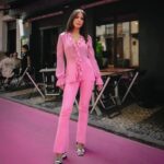 Olívia Ortiz Instagram - Pub Foram 3 tardes bem coloridas a redescobrir a rua Rosa com a @klarna e os pagamentos pink em 3x sem juros, música, jogos e prémios. Qual destes 3 looks rosa é o vosso favorito?