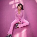 Olívia Ortiz Instagram - Pub Foram 3 tardes bem coloridas a redescobrir a rua Rosa com a @klarna e os pagamentos pink em 3x sem juros, música, jogos e prémios. Qual destes 3 looks rosa é o vosso favorito?