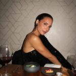 Olívia Ortiz Instagram – Hoje é um dia especial para a minha mana. Abre o seu primeiro espaço de estética e bem-estar em Viseu. 

Comemoramos juntas, com um jantar a duas, que regista esta data especial. ❤️🥂
Eu não podia estar mais orgulhosa e certa do sucesso que vai ser o @ortiz.beautystudio.