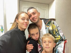 Olena Oleksandrivna Kucher-Topolya Instagram - Вклав Марійку спатки і в дорогу👨‍🍼

Бажаємо успіхів в турі і міцного здоров’я ❤️❤️❤️❤️❤️❤️ @tarastopolia , ми чекаємо на тебе вдома…дуже-дуже-дуже❤️🙏