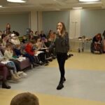 Olena Oleksandrivna Kucher-Topolya Instagram - Сьогодні зробили світ трошки яскравішим для тих, хто потребує нашої допомоги найбільше. Доведено, після таких зустрічей у діток покращуються результати аналізів. Таких діточок обовʼязково потрібно наповнювати світлими енергіями, дарувати їм добро, радість і щастя❤️ Людська доброта та позитивні емоції мають потужну силу, особливо в таких випадках. Давайте наповнювати світлою енергією кожен день, надсилаючи свої позитивні думки та усмішки дітям, які борються за своє здоров’я. Вони справжні герої і наша підтримка може стати справжньою джерельною силою для них.