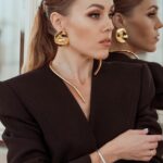 Olena Oleksandrivna Kucher-Topolya Instagram - Любов до себе - це найважливіший акт самоповаги. Це віра в себе, незалежно від обставин і вміння відкривати для себе нові горизонти. Коли ми вчимося любити себе - ми стаємо міцнішими і здатними дарувати цю любов іншим. Пам'ятайте, що ви заслуговуєте на щасливе життя. Нехай ця любов до себе буде джерелом вашої сили та натхнення, щоб розвиватися і цінувати кожен момент. ✨😊 Look by @symbol.ua Jewelry @brua_jewellery Style @_whitem_