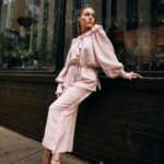 Olena Oleksandrivna Kucher-Topolya Instagram - Українська культура завжди була багата на традиції і однією з найяскравіших з них є наш одяг. Історичні вбрання розповідають цілу історію нашої нації, яка втілює нашу національну гордість. Раніше українські жінки носили одяг з домотканого льону та коноплі. Святковий — з шовку, парчі та оксамиту. Одяг завжди був прикрашений різноманітними елементами декору від стрічок, вишивки до бахроми та китиць. Вбрання здавна були не просто одягом, вони відображали становище людини в суспільстві, її покликання, віру та індивідуальність. Сьогодні українське вбрання не тільки втілює нашу історію, але і стає символом національної єдності та краси. Кожна деталь в українському вбранні має свій сенс і значення, а його носіння створює особливу атмосферу і відчуття глибокого зв'язку зі своїми коріннями. Не забуваймо наші традиції, повіримо в себе та нашу красу! Нехай українське вбрання завжди буде нагадуванням про нашу сильну і витривалу націю. 💛💙 Ділюсь з вами гордістю та красою вбрання від українського бренду @kohai.ua 🇺🇦