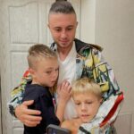 Olena Oleksandrivna Kucher-Topolya Instagram - Вклав Марійку спатки і в дорогу👨‍🍼 Бажаємо успіхів в турі і міцного здоров’я ❤️❤️❤️❤️❤️❤️ @tarastopolia , ми чекаємо на тебе вдома…дуже-дуже-дуже❤️🙏