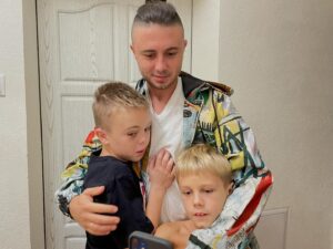 Olena Oleksandrivna Kucher-Topolya Instagram - Вклав Марійку спатки і в дорогу👨‍🍼

Бажаємо успіхів в турі і міцного здоров’я ❤️❤️❤️❤️❤️❤️ @tarastopolia , ми чекаємо на тебе вдома…дуже-дуже-дуже❤️🙏