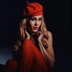 Olena Oleksandrivna Kucher-Topolya Instagram - Міжнародний жіночий день, відомий як 8 Березня, виник як символ боротьби жінок за рівні права та соціальну справедливість. Перша масштабна акція з нагоди цього свята відбулася у 1908 році у США, коли тисячі жінок вийшли на вулиці Нью-Йорка, вимагаючи скорочення робочого дня, підвищення заробітних плат та право голосу. Пізніше, в 1910 році, на Міжнародній конференції жінок у Копенгагені, німецька соціалістка пропонує встановити Міжнародний жіночий день. У наступному році, в 1911 році, Міжнародний жіночий день відзначили вперше у 17 країнах світу. З того часу 8 Березня став символом боротьби за права жінок, визнання їх досягнень та вшанування ролі жінки в суспільстві. Сьогодні це свято відзначається у багатьох країнах світу як день, присвячений жінкам, їхнім досягненням і внеску у суспільний прогрес. Тому, щоб це не залишалось радянським відбитком, потрібно знати історію цього дня. А як ви відноситесь до цього і як ви сприймаєте 8 березня? І як вважаєте, чи треба його взагалі святкувати?
