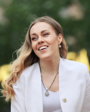 Olena Oleksandrivna Kucher-Topolya Instagram - Конституція - це права і свободи людини. Те за що ми боролися і те за що боремося зараз. 
І зараз нашу Конституцію, наші права і волю ми відстоюємо так, що про це чує весь світ.
Напевно, це є головним пунктом в житті кожного з нас, тому що ми в праві відстоювати свою волю, сказати своє слово і захищати себе так, як ми вважаємо за потрібне.
Нехай право людини на людяність, по відношенню до неї, завжди буде в силі. З Днем Конституції, друзі. Тримаймося, наша перемога, це наша воля. Це наше право по Конституції.

Foto by @melnyk.us