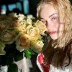 Olena Oleksandrivna Kucher-Topolya Instagram - З прийдешнім Днем Матері вітаю всіх найніжніших, мудрих і надійних жінок - матусь! Ви - справжні героїні, які надають нам крила для польоту. Дякую за працю, за безсонні ночі, за те, що крізь життя приходилось кожен день перемагати і перевершувати самих себе! Бути мамою не просто, але так прекрасно:) Дякую Матуся за все! 🥰 #трояндидлямами #квітидлямами #деньматері