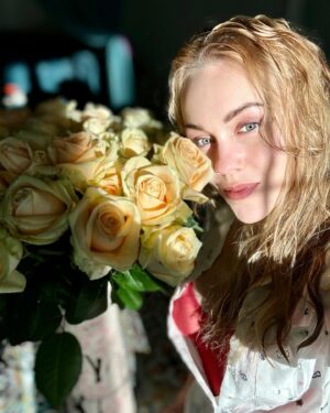 Olena Oleksandrivna Kucher-Topolya Instagram - З прийдешнім Днем Матері вітаю всіх найніжніших, мудрих і надійних жінок - матусь!
Ви - справжні героїні, які надають нам крила для польоту.
Дякую за працю, за безсонні ночі, за те, що крізь життя приходилось кожен день перемагати і перевершувати самих себе! Бути мамою не просто, але так прекрасно:)
Дякую Матуся за все! 🥰

#трояндидлямами  #квітидлямами #деньматері