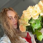 Olena Oleksandrivna Kucher-Topolya Instagram - З прийдешнім Днем Матері вітаю всіх найніжніших, мудрих і надійних жінок - матусь! Ви - справжні героїні, які надають нам крила для польоту. Дякую за працю, за безсонні ночі, за те, що крізь життя приходилось кожен день перемагати і перевершувати самих себе! Бути мамою не просто, але так прекрасно:) Дякую Матуся за все! 🥰 #трояндидлямами #квітидлямами #деньматері