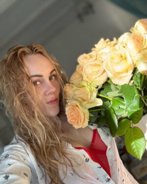 Olena Oleksandrivna Kucher-Topolya Instagram - З прийдешнім Днем Матері вітаю всіх найніжніших, мудрих і надійних жінок - матусь!
Ви - справжні героїні, які надають нам крила для польоту.
Дякую за працю, за безсонні ночі, за те, що крізь життя приходилось кожен день перемагати і перевершувати самих себе! Бути мамою не просто, але так прекрасно:)
Дякую Матуся за все! 🥰

#трояндидлямами  #квітидлямами #деньматері
