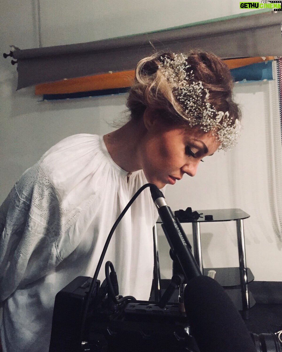 Olena Oleksandrivna Kucher-Topolya Instagram - Цікаво, що зрозумієте і відчуєте? … Аль: - І як там? Все зняла? Все-все? Оголений нерв перед усіма? Юдоліана: - О, так! Аль: - Чи перед усіма? Юдоліана: - Темрява моя поглине все, що ховаю… ніхто не побачить… Аль: - Творець проявить все, що темне… чорне… вже, прийшов час, що робити будеш? Юдоліана: - Ілюзорним покажу твоє світло…моя чорна діра для цього створена… для тебе! А особливо для тих, хто заблукав, шукаючи твоє світло…. Ахахахаха!!! Аль: - Не буде ради тобі… твоїм потомкам, твоїй душі… і тим, кого ти зачарувала… слабкі… Не здатні на правду… не здатні, виконати волю Мою, не здатні кохати… не здатна, моя мертва частка… відпала… Вогонь болю чекає твоя душа, твоє серце… Я даю тобі останній шанс… Останній… Бо, як зруйнує він світ в її очах, вона зруйнує всесвіт…