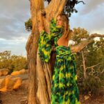 Olena Oleksandrivna Kucher-Topolya Instagram - Сьогодні чи вчора, Яка важить більше мить? Продатись, купитись, Чиїм щастям заплатить? Кохання чи власність У серці твоїм звучить? Кайдани чи щастя, Твій вибір в мені бринить…