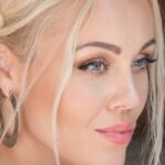 Olena Oleksandrivna Kucher-Topolya Instagram - Так тихо, А серцем досі прислухаюся, Що за думки у нім ховаються Чи то мої думки Як вихор Серце із логікою граються, Але душа моя тримається Вона в руках твоїх