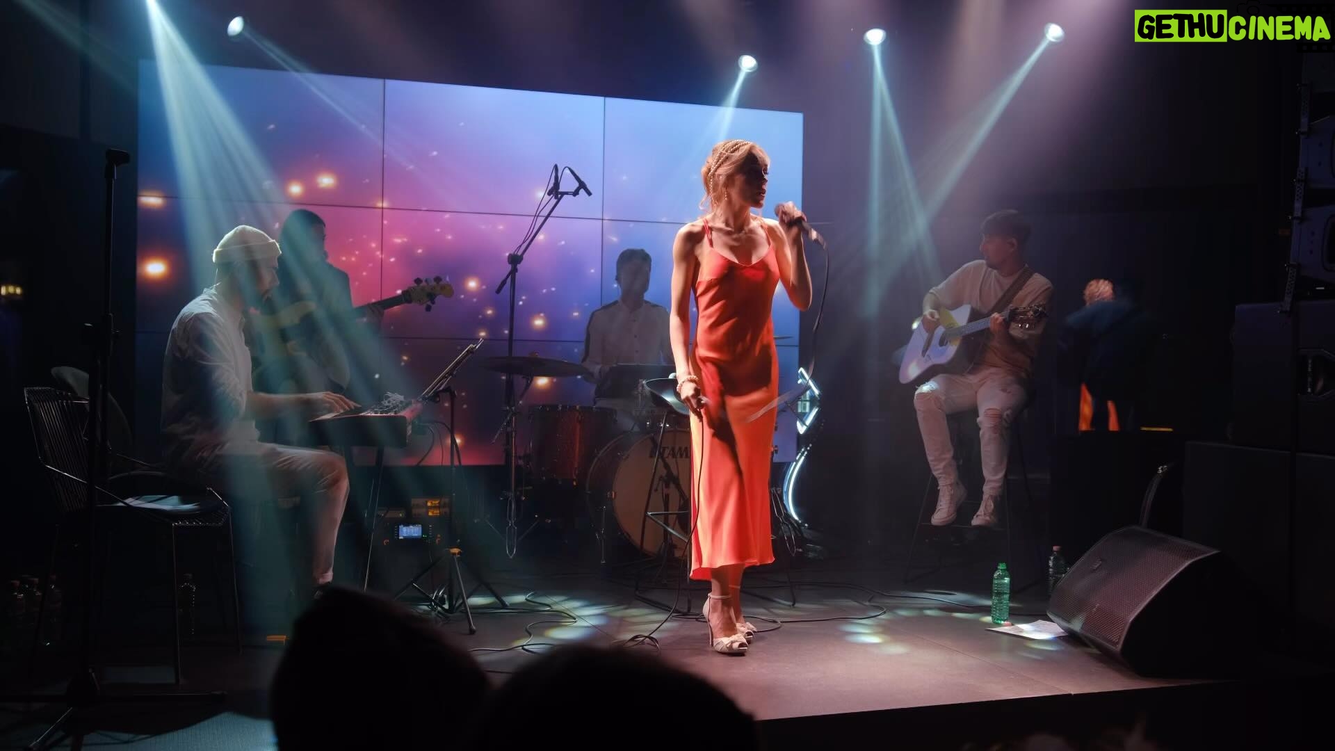 Olena Oleksandrivna Kucher-Topolya Instagram - Концерт в Києві 19.04❤️ LIKE A BIRD.