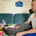 Olena Oleksandrivna Kucher-Topolya Instagram - Вклав Марійку спатки і в дорогу👨‍🍼 Бажаємо успіхів в турі і міцного здоров’я ❤️❤️❤️❤️❤️❤️ @tarastopolia , ми чекаємо на тебе вдома…дуже-дуже-дуже❤️🙏
