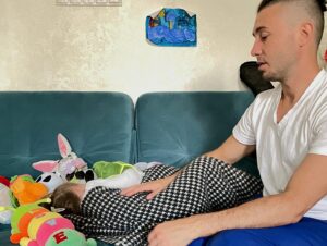 Olena Oleksandrivna Kucher-Topolya Instagram - Вклав Марійку спатки і в дорогу👨‍🍼

Бажаємо успіхів в турі і міцного здоров’я ❤️❤️❤️❤️❤️❤️ @tarastopolia , ми чекаємо на тебе вдома…дуже-дуже-дуже❤️🙏