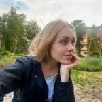 Olena Oleksandrivna Kucher-Topolya Instagram - Ранкові моменти – найкращі для роздумів і мрій. У цей час природа навколо оживає, і кожна деталь здається особливою. Зупинись на мить, вдихни свіжого повітря і насолоджуйся красою навколо. Життя складається з таких простих, але чарівних моментів.