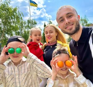 Olena Oleksandrivna Kucher-Topolya Instagram - Христос Воскрес!
Божої Опіки кожній душі!
Сили  і жаги триматися разом попри все! Тримати одне одного в коханні, підтримувати 🔥