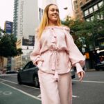 Olena Oleksandrivna Kucher-Topolya Instagram - Українська культура завжди була багата на традиції і однією з найяскравіших з них є наш одяг. Історичні вбрання розповідають цілу історію нашої нації, яка втілює нашу національну гордість. Раніше українські жінки носили одяг з домотканого льону та коноплі. Святковий — з шовку, парчі та оксамиту. Одяг завжди був прикрашений різноманітними елементами декору від стрічок, вишивки до бахроми та китиць. Вбрання здавна були не просто одягом, вони відображали становище людини в суспільстві, її покликання, віру та індивідуальність. Сьогодні українське вбрання не тільки втілює нашу історію, але і стає символом національної єдності та краси. Кожна деталь в українському вбранні має свій сенс і значення, а його носіння створює особливу атмосферу і відчуття глибокого зв'язку зі своїми коріннями. Не забуваймо наші традиції, повіримо в себе та нашу красу! Нехай українське вбрання завжди буде нагадуванням про нашу сильну і витривалу націю. 💛💙 Ділюсь з вами гордістю та красою вбрання від українського бренду @kohai.ua 🇺🇦