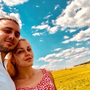 Olena Oleksandrivna Kucher-Topolya Instagram - Сьогодні, 28 липня, в Україні святкують День Державності! Це особливе свято, яке символізує національну гідність та незалежність нашої країни.
Згадуючи минуле, ми пам'ятаємо подвиги наших предків, які несли боротьбу за вільну та самостійну Україну. Сьогодні ж ми звертаємо погляд у майбутнє, сповнене надії та просвітлення. Ми пишаємося своєю багатою культурою, мовою та традиціями.
Цей день - це час підтримувати єдність і співпереживати як нації, адже саме разом ми будуємо сильну, демократичну та процвітаючу країну. Від серця вітаю українців зі святом Державності та бажаю миру, благополуччя та добробуту для нашої рідної України! 🇺🇦