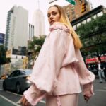 Olena Oleksandrivna Kucher-Topolya Instagram - Українська культура завжди була багата на традиції і однією з найяскравіших з них є наш одяг. Історичні вбрання розповідають цілу історію нашої нації, яка втілює нашу національну гордість. Раніше українські жінки носили одяг з домотканого льону та коноплі. Святковий — з шовку, парчі та оксамиту. Одяг завжди був прикрашений різноманітними елементами декору від стрічок, вишивки до бахроми та китиць. Вбрання здавна були не просто одягом, вони відображали становище людини в суспільстві, її покликання, віру та індивідуальність. Сьогодні українське вбрання не тільки втілює нашу історію, але і стає символом національної єдності та краси. Кожна деталь в українському вбранні має свій сенс і значення, а його носіння створює особливу атмосферу і відчуття глибокого зв'язку зі своїми коріннями. Не забуваймо наші традиції, повіримо в себе та нашу красу! Нехай українське вбрання завжди буде нагадуванням про нашу сильну і витривалу націю. 💛💙 Ділюсь з вами гордістю та красою вбрання від українського бренду @kohai.ua 🇺🇦