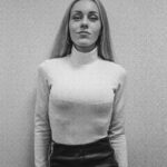 Olena Oleksandrivna Kucher-Topolya Instagram - Плівка… Чи лишилися у вас ці фотоапарати і плівки, які ви переглядаєте? І фотографії, які ви так і не роздрукували? Як часто ви сідаєте з сімʼєю, відкриваєте альбом та переглядаєте фото? В моїй родині є така традиція) Коли ми приїжджаємо до батьків, коли збирається вся родина, ми переглядаємо наші фото. Це так зворушливо, надихає та дарує світло, дарує стільки прекрасних спогадів) Поринайте частіше в своє дитинство, згадуйте себе самими чистими і самими безпосередніми до цього світу😌