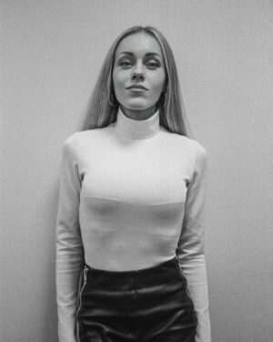 Olena Oleksandrivna Kucher-Topolya Instagram - Плівка…
Чи лишилися у вас ці фотоапарати і  плівки, які ви переглядаєте? І фотографії, які ви так і не роздрукували?
Як часто ви сідаєте з сімʼєю, відкриваєте альбом та переглядаєте фото?
В моїй родині є така традиція) Коли ми приїжджаємо до батьків, коли збирається вся родина, ми переглядаємо наші фото. Це так зворушливо, надихає та дарує світло, дарує стільки прекрасних спогадів)
Поринайте частіше в своє дитинство, згадуйте себе самими чистими і самими безпосередніми до цього світу😌