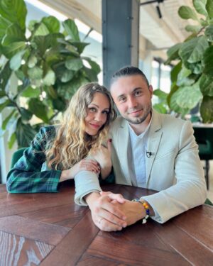 Olena Oleksandrivna Kucher-Topolya Instagram - Вперше за довгий час наше спільне інтерв‘ю.
Про сім‘ю, дітей, творчість під час війни, про підтримку ЗСУ та іншу благодійність ❤️

Сьогодні у Неймовірній правді про зірок на @stbua .

Образ @alyoshasinger від @fadi.brand 🙌🏻