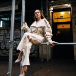 Olena Oleksandrivna Kucher-Topolya Instagram - Українська культура завжди була багата на традиції і однією з найяскравіших з них є наш одяг. Історичні вбрання розповідають цілу історію нашої нації, яка втілює нашу національну гордість. Раніше українські жінки носили одяг з домотканого льону та коноплі. Святковий — з шовку, парчі та оксамиту. Одяг завжди був прикрашений різноманітними елементами декору від стрічок, вишивки до бахроми та китиць. Вбрання здавна були не просто одягом, вони відображали становище людини в суспільстві, її покликання, віру та індивідуальність. Сьогодні українське вбрання не тільки втілює нашу історію, але і стає символом національної єдності та краси. Кожна деталь в українському вбранні має свій сенс і значення, а його носіння створює особливу атмосферу і відчуття глибокого зв'язку зі своїми коріннями. Не забуваймо наші традиції, повіримо в себе та нашу красу! Нехай українське вбрання завжди буде нагадуванням про нашу сильну і витривалу націю. 💛💙 Ділюсь з вами гордістю та красою вбрання від українського бренду @kohai.ua 🇺🇦