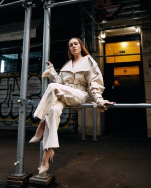 Olena Oleksandrivna Kucher-Topolya Instagram - Українська культура завжди була багата на традиції і однією з найяскравіших з них є наш одяг. Історичні вбрання розповідають цілу історію нашої нації, яка втілює нашу національну гордість.
Раніше українські жінки носили одяг з домотканого льону та коноплі. Святковий — з шовку, парчі та оксамиту. Одяг завжди був прикрашений різноманітними елементами декору від стрічок, вишивки до бахроми та китиць.
Вбрання здавна були не просто одягом, вони відображали становище людини в суспільстві, її покликання, віру та індивідуальність. Сьогодні українське вбрання не тільки втілює нашу історію, але і стає символом національної єдності та краси.
Кожна деталь в українському вбранні має свій сенс і значення, а його носіння створює особливу атмосферу і відчуття глибокого зв'язку зі своїми коріннями.
Не забуваймо наші традиції, повіримо в себе та нашу красу! Нехай українське вбрання завжди буде нагадуванням про нашу сильну і витривалу націю. 💛💙

Ділюсь з вами гордістю та красою вбрання від українського бренду @kohai.ua 🇺🇦