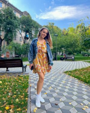 Olena Oleksandrivna Kucher-Topolya Instagram - Осінь надихає на приємні відчуття затишку і романтики, коли все навколо стає яскравим і дарує помаранчевий найстрій🍂

Зігрітись гарячим чаєм, насолодитись запахом осінніх пончиків та стишитись в обіймах коханого🥰

А за що ви любите осінь?🍁