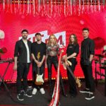 Olena Oleksandrivna Kucher-Topolya Instagram - На весняному концерті від @hitfm_ua зіграли «Нірвану». Додавайте в плей-листи🥰 Та дивіться «Великий Весняний Концерт» та ютуб каналі ХітFm🌸 Ця весна має бути іншою❤️