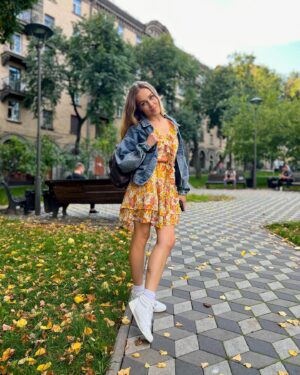 Olena Oleksandrivna Kucher-Topolya Instagram - Осінь надихає на приємні відчуття затишку і романтики, коли все навколо стає яскравим і дарує помаранчевий найстрій🍂

Зігрітись гарячим чаєм, насолодитись запахом осінніх пончиків та стишитись в обіймах коханого🥰

А за що ви любите осінь?🍁