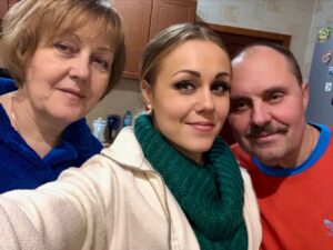 Olena Oleksandrivna Kucher-Topolya Instagram - Сьогодні всесвітній день Батька!
Саме час ще раз сказати:
Дякую, Татку любий, за життя і любов!
Я тебе теж безмежно люблю і молюсь за тебе ❤️
Зовсім скоро я тебе обійму і…ти знаєш, нам не потрібні слова… бережіть одне одного з Матусею ❤️❤️❤️