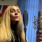 Olena Oleksandrivna Kucher-Topolya Instagram - Готуємо сюрпризи до нового року🥰 А ще сьогодні один рік пісні «Мене створив». За останні два роки ми часто звертаємось до Творця. Ніколи не відпускайте його з свого серця. Нехай в спільній молитві наша сила стає тільки потужнішою і незламною.