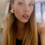 Olena Oleksandrivna Kucher-Topolya Instagram - Коли бажаєш вітру змін, Не плач про гілки зламані, Зірваний дах, зірваний дім… Хотів цього - приймай дари. Та вітер й пелену зірве, І ясно видно стане все. Тримай нове! Час змін настав! Нове! Без того, що ти мав… Життя - чарівна колісниця, Гра справедливих янголів. То чорні в них, то білі крильця, Впізнай із них своїх…