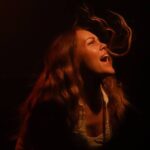 Olena Oleksandrivna Kucher-Topolya Instagram - По життю ти червоною ниткою Кожен день всі думки прошиваєш Виправляеш мене тою голкою Через біль, але рани латаєш І не знає ніхто як це боляче Те що Ти за всіх нас відчуваєш Потонули ми в трендах, кошторисах Не помітивши сенс, що зникає Вічне колесо сталося вічним Бо не визнали своєї слабкості Краса стала чимсь косметичним А не тим, щоб людські мати якості