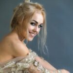Olena Oleksandrivna Kucher-Topolya Instagram - Друзі, не забуваймо робити добрі справи! Діти! Чужих дітей не буває! Усі разом ми можемо допомогти нашим українським дітям-сиротам, які постраждали від війни. Вони втратили свій дім, батьків і безпеку і зараз є дуже велика потреба у їхньому забезпеченні. Але разом ми можемо надати їм допомогу та підтримку. Будь ласка, закликаємо вас приєднатися до нашої акції разом з @childhoodwithoutwar.ua та зробити благодійний внесок, щоб забезпечити цих дітей необхідними речами, освітою та психологічною підтримкою. Кожен ваш внесок може стати краплею у великому океані доброти. Давайте докажемо, що наша спільність може зробити реальну різницю в житті цих дітей. Поділіться щедрістю та надією з тими, хто їх дійсно потребує❤️