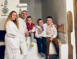 Olena Oleksandrivna Kucher-Topolya Instagram - Рік Дракона на порозі! Як в багатьох казках, його час перемогти! Добрі серця, що кохають, за своє кохання щире отримують велику силу! Найсильніше за все! Най кохання перемагає, як завжди!!! ❤️❤️❤️
З прийдешнім друзі! 
Бережіть себе і хай янголи кожного бережуть! 
З Молитвою в серці 🙏❤️