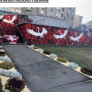 Olesia Zhurakivska Instagram - Сьогодні до оновлення Будинку ветеранів сцени доєдналася художниця @vlasenkobernasjka  і це, я вам скажу,
величезна удача!!! 

Яна не тільки мій друг і мегаталановита мисткиня, вона -авторка багатьох муралів, що прикрашають наше місто, серед її робіт, наприклад: рекордний патріотичний мурал на Княжому затоні 21( фото)
 Але найголовніше, що Яна дуже щира, добра, тепла людина , яка вміє любити і піклуватись і тепер ії робота створить у нашому будинку атмосферу затишку, наповнить кольорами, буде оберегом…
Проста стіна перетвориться на витвір мистецтва!!! 

Чекаю …, не можу дочекатися….

P.s: а тим часом…поки ми з Яною фантазували  якою буде стінка,директор Сергій Залевський(фото) доробляє котел, щоб взимку будинок мав автономне опалення♥️ 
Ой, забула написати: в руках у мене на фото кружка з фірмовим знаком Яни, розписана нею власноруч)
 
#славаукраїні #славанації #будинокветеранівсцени#zhurakivska_olesya