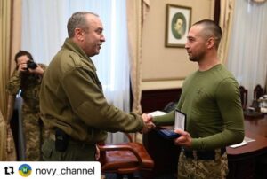 Olesia Zhurakivska Instagram - Ось він автор девізу нашого опору :« РУСКІЙ ВОЄННИЙ КОРАБЛЬ ІДІ НАХ…Й »
Вже дома на рідній Черкащині

#Repost @novy_channel with @make_repost
・・・
Рускій воєний корабль пішов туди, куди пішов, а прикордонник з острова Зміїний, який послав російський корабель, повернувся додому з полону🥺🇺🇦
 
Прикордонник Роман Грибов,  повернувся з полону на рідну Черкащину.
 
Романові вручено відзнаку «За заслуги перед Черкащиною»💙💛

Дякуємо кожному, хто продемонстрував всьому світові міцність українського духу та нашу незламність. 

Перемога зовсім близько🙏🏼🇺🇦

#мисильнібомиєдині #StopWarInUkraine #StandWithUkraine #CloseTheSky #NoFlyZoneUA #StopRussianAggression #UkraineUnderAttack #StopRussia