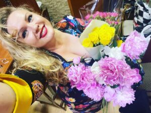Olesia Zhurakivska Instagram - Ми граємо вистави …
вчора і сьогодні ми в Білій церкві в театрі ім. Саксаганського гостинному і по- родинному затишному.
 В залі -переселенці з понівеченого та незламного Харкова, що мусили покинути домівки і тепер Біла церква стала їхнім прихистком , сюди перевезли і підприємство з виготовлення та фасування спецій…
Поруч :багато- багато волонтерів , в мене завжди відчуття , що люди , здатні , віддавати і піклуватися про проближніх, сяють тихим світлом. 
Я щаслива, що можу подарувати цим людям радість, хоч на пару годин відволікти від повсякденних безкінечних турбот і проблем. Тримаймося одне одного !!! 
Йдемо до перемоги!!!

#украінціразом #мистецькийфронт #zhurakivska_olesya #разомдоперемоги#чоловікмоєідружини