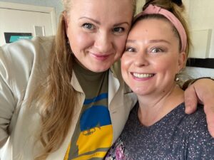 Olesia Zhurakivska Instagram - Зараз бути на знімальному майданчику це велика радість, півроку ми займалися всім і,мабуть , менше всього зніманнями. Але саме тут місце сили актора і ,хоча,всі думки на сході і півдні , ми  тут,  ступаючи  в кадр, працюємо для перемоги. Тому що знімаємо « Бандерівське смузі» справжній енергетик для українського серця. 
Дякую @dmitry_surzhykov за можливість, дякую всій команді справжніх фанатиків справи . Дякую глядачам за любов і донати. 

Обовязково підписуйтесь на канал «бандерівське смузі» на YouTube #бандерівськесмузі #україна #ukraine #glorytoukraine #zhurakivska_olesya
