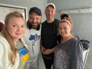 Olesia Zhurakivska Instagram - Зараз бути на знімальному майданчику це велика радість, півроку ми займалися всім і,мабуть , менше всього зніманнями. Але саме тут місце сили актора і ,хоча,всі думки на сході і півдні , ми  тут,  ступаючи  в кадр, працюємо для перемоги. Тому що знімаємо « Бандерівське смузі» справжній енергетик для українського серця. 
Дякую @dmitry_surzhykov за можливість, дякую всій команді справжніх фанатиків справи . Дякую глядачам за любов і донати. 

Обовязково підписуйтесь на канал «бандерівське смузі» на YouTube #бандерівськесмузі #україна #ukraine #glorytoukraine #zhurakivska_olesya
