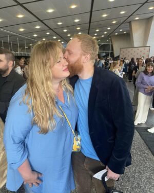 Olesia Zhurakivska Instagram - Я поруч зі своїми … 
Насолоджуюся крутою виставою « з цією виставою щось не так» , та талановитою грою  моїх неймовірних колег

Працювати, творити попри все , любити жеття , йти пліч о пліч до перемоги… тільки так 

P.s:впевнена ,дома ця вистава закохає в себе глядача 💛💙

# тримайсясвогоберега 
#ukraine #украінціразом