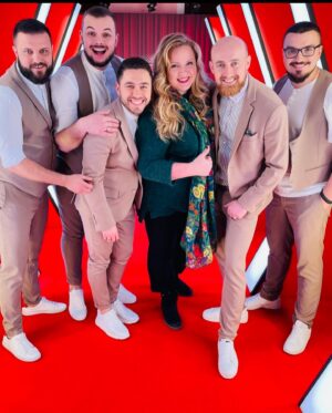 Olesia Zhurakivska Instagram - Є люди , котрі наповнюють світлом твоє життя навіть пройшовши повз… 
мені пощастило знати Тебе , творити, сміятись ,просто бути , хоч і не довго ,поруч.
Твоя теплота , сила , зворушлива щирість , делікатність і водночас сила надихали і заспокоювали. 
Намає тих слів, що  могли б описати неосяжний біль нашої втрати.
Вчора ненька Украіна попрощалася з одним із найкращих своіх Синів…

Ти -Наш Герой, наша гордість ,наш Янгол Охоронець! 
Спочивай з Богом ,наш навіки сяючий РОМЧИК!
Наглядай за нами…