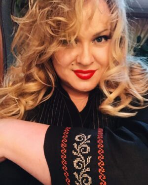 Olesia Zhurakivska Instagram - Я багато  носила вишиванку на знімальних майданчиках, із задоволенням одягаю її і у повсякденному житті, щоразу відчуваючи тепло і силу нашого національного одягу-оберегу!!! Маю  одну неймовірної краси не закінчену мамою вишиванку з закодованими іменами І молитвами, обовязково похизуюся , коли буде готова! 😜Любіть своє , пишайтеся, множте!!!
З Днем Вишиванки, Нація Нескорених!!!!
#вишиванка #ukraine #nowarinukraine #zhurakivska_olesya
