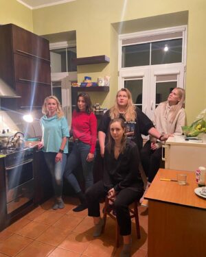 Olesia Zhurakivska Instagram - Створення вистави це завжди магія, хоча ні ,скоріше ,-алхімія… процес перетворення речовин…  дивовижно спостерігати як літери з паперу , стають народженими словами болісними і справжніми, вигадані персонажі стають живими істотами і водночас метафорами…

Ми в Польщі в Білостоці в рамках проєкту « Напрям Украіна»працюємо  над копродукційною виставою ( Польща, Украіна, Литва) «Вторгнення » у постановці @tamara._.trunova 

П’єса до цього проєкту спеціально була написана польською драматургинею Маліною Пшеслюґою. 
Двоє з нас говорять польскою , троє- українською, але врешті- решт ми говоритимемо однією спільною мовою болюлюбові, оскільки тема , історії  жінок , що намагаються пройти крізь війну є зрозумілою для  всіх нас

У мене фантастичні партнерки, 
ФАНТАСТИЧНІ!!!!
Я кожного дня надихаюся ними!!!
 @anastasia_ievtushenko , @hrystia.liuba , Моніка Заборська, Беата Хичевська
@leftbanktheater   @zoloti_vorota_teatr   @molodyytheatre   драматичний театр ім . Алєксандра Венґєрка

А ще у нас не просто сценограф, а справжній Майстер, художник з Литви Артурас Шимоніс! 

Музику нам пише Марек Кубік , композитор унікально і тонко відчуваючий тему і нас!!! 

Все складається , а знаєте ЧОМУ ?
Тому що це більше, ніж вистава, ми голос нашої землі, наших людей… це наш внесок в становлення і перемогу, це наша боротьба… 
 Прем’єра 3,4 грудня в Білостоці

Приходьте! Це буде -💥💥💥💥

#тримайсясвогоберега #жураківськаолеся #zhurakivska_olesya #bialystok #theatre #ukrainiantheatre #ukraine #україна